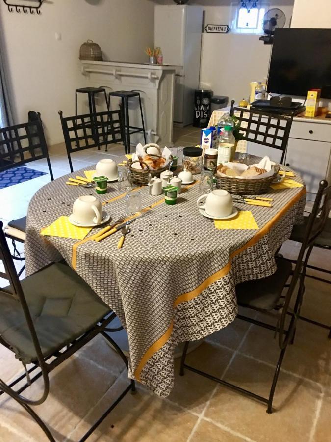 Le Grand Coudreau Bed & Breakfast Nazelles-Negron Bagian luar foto