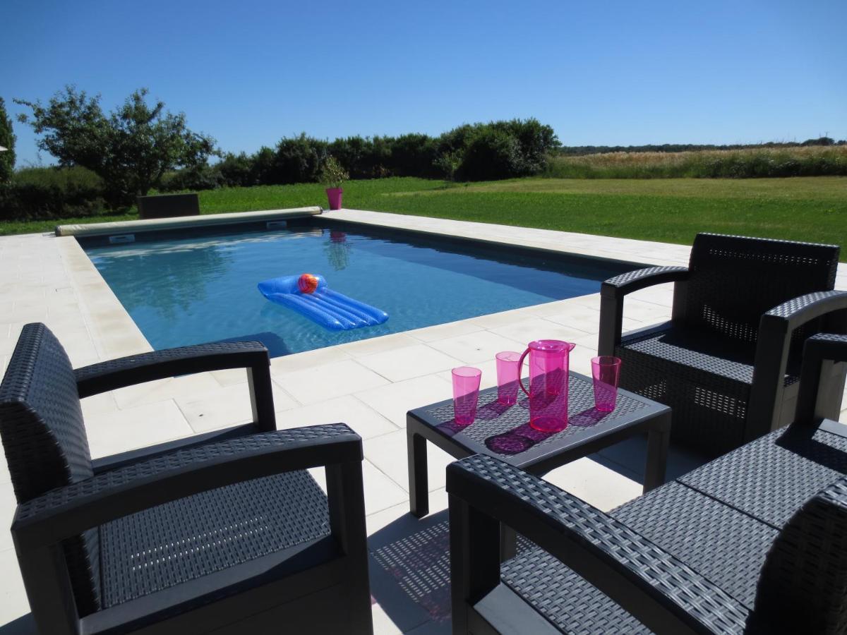 Le Grand Coudreau Bed & Breakfast Nazelles-Negron Bagian luar foto